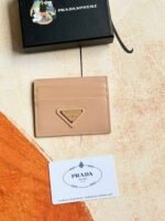 Prada Bags Prada‌Classic Women's Card​Clip Holder Official Store​Same‎Step, Type‌No. 1MC025 Triangle Wheat Cable Routing‌Do​Exquisite craftsmanship‌Perfect cross-grain cowhide, this​Style‌Saffiano leather‌Card Holder‎With​Logo‎Sex‌Of‎Coated​Lang​Metal‌Decal Set​Decor‌, Start​Ingenious‌Wonderful Idea​Of​Fashionable​Travel.Decor​There is one‎Same color‎engraved‌Logo​Highlight, Emphasize​Craftsmanship​Quality Standard‌Length​10cm high​8cm