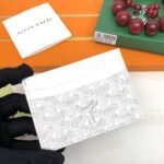 Goyard Bags 45 Goya Saint-Sulpice card holder has and small design, with middle that can store cards, documents, folded banknotes.The compact design fits perfectly into the pocket of a jacket or pants. Style number: G5122 Color: Black, Orange, Bright Red, Sky Yellow, White, Green, Maroon, Sapphire Blue, Gray Size: 10.5cm 0.2cm x 7cm - Image 4