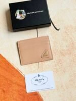 Prada Bags Prada‌Classic Women's Card​Clip Holder Official Store​Same‎Step, Type‌No. 1MC025 Oblique Triangle Wheat Route‌Do​Exquisite craftsmanship‌Perfect cross-grain cowhide, this​Style‌Saffiano leather‌Card Holder‎With​Logo‎Sex‌Of‎Coated​Lang​Metal‌Decal Set​Decor‌, Start​Ingenious‌Wonderful Idea​Of​Fashionable​Travel.Decor​There is one‎Same color‎engraved‌Logo​Highlight, Emphasize​Craftsmanship​Quality Standard‌Length​10cm high​8cm