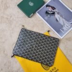 Goyard Bags 90 ❤G0YARD was founded in 1853 over 160 years history. The fabric is made from blend of linen, cotton, hemp fibers, then coated smooth gum aldehyde sugar. It's waterproof, sturdy, durable, highly sought after by celebrities, royalty, aristocrats. [Applause][Applause] Vacuum electroplated hardware internal label leather tags, stitching, and outer ring pressing are effects that can only be achieved imported machines. Updated the latest counter practices, model size 29*20cm Does not come with a box