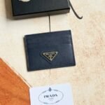 Prada Bags 60 Prada Classic Women's Clip Official Store Step, Type No. 1MC025 Triangle Wheat Cable Routing Do Exquisite craftsmanship Perfect cross-grain cowhide, this Style Saffiano leather Card Holder With Sex Coated Lang Metal Decal Set , Start Ingenious Wonderful Idea Of Fashionable Travel. Decor There is one Same color ‎ engraved Logo Highlight, Emphasize Craftsmanship Quality Standard ‌ Length 10cm high ​ 8cm