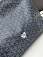 Goyard Bags 240 Underarm Counter Edition - Goyard "58%" Bohème Hobo Bag epitome of lightweight, flexible, and secure design, thanks zipper closure.Due to its wide handle, it is very comfortable as shoulder bag.It also features the iconic detachable pouch that can be closed with a snap button. Size: 27 15 x 42 cm Goyardine & Chevroches - Image 4