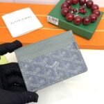 Goyard Bags 45 Goya Saint-Sulpice card holder has and small design, with middle that can store cards, documents, folded banknotes.The compact design fits perfectly into the pocket of a jacket or pants. Style number: G5122 Color: Black, Orange, Bright Red, Sky Yellow, White, Green, Maroon, Sapphire Blue, Gray Size: 10.5cm 0.2cm x 7cm - Image 7