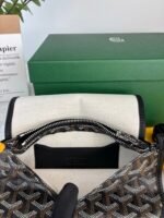 Goyard Bags 150 Goya Plumet Clutch Bag has wallet function design that store coins, banknotes, and cards. It can also paired with shoulder strap be worn crossbody like a small bag.Its 3 independent pocket system adapts perfectly to its contents, showcasing an elegant style. Style number: 98638 Color: Black Dimensions: 20.5cm 2.5cm x 14cm - Image 4