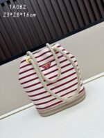 Prada Bags Batch 290¥ New Bucket Bag 1A082 Runway Style This Re-Nylon handbag is designed nylon fabric calfskin.The unique combination adds charming embellishments.The sliding cord handle highlights versatility of this handbag, making it convenient to carry by hand or over the shoulder/crossbody with top-grade hardware.It has large capacity space, very casual fashionable, it's a timeless bestseller. Guys, hurry up and get it! Length 23.5x Height 28x Bottom 16.5cm