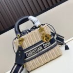 Goyard Bags 300L Five-Compartment This Wicker Bag is meticulously woven using traditional handcraft techniques from wicker, making it classic fashion item that showcases exquisite craftsmanship.The interior includes blue Oblique printed pouch a zipper pocket and drawstring closure.Inspired by brand logo style, Book Tote handbag with embroidered adjustable wide strap, can be worn over the shoulder or crossbody.Very suitable for casual travel wear. Lady Diana Five-Grid Bamboo Basket √ Size: 24×20×11cm