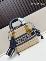 Goyard Bags 300L Five-Compartment This Wicker Bag is meticulously woven using traditional handcraft techniques from wicker, making it classic fashion item that showcases exquisite craftsmanship.The interior includes blue Oblique printed pouch a zipper pocket and drawstring closure.Inspired by brand logo style, Book Tote handbag with embroidered adjustable wide strap, can be worn over the shoulder or crossbody.Very suitable for casual travel wear. Lady Diana Five-Grid Bamboo Basket √ Size: 24×20×11cm