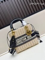 Goyard Bags 300L Five-Compartment This Wicker Bag is meticulously woven using traditional handcraft techniques from wicker, making it classic fashion item that showcases exquisite craftsmanship.The interior includes blue Oblique printed pouch a zipper pocket and drawstring closure.Inspired by brand logo style, Book Tote handbag with embroidered adjustable wide strap, can be worn over the shoulder or crossbody.Very suitable for casual travel wear. Lady Diana Five-Grid Bamboo Basket √ Size: 24×20×11cm