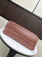 Goyard Bags Upgraded version 280 goyard hobo zipper dark blue There's model again~ And it's new bestseller w bought more zp develop again I've always felt confident with Goyard's handling tote bags Achieved elegance, French style, can used for everyday casual wear single shoulder strap gives entire bag a clean neat line Without the slightest delay Added my annual top list~ The handle edge and other fittings are made of top-grain genuine leather Please be sure to distinguish between market microfiber products❌ 42×27×15cm - Image 6