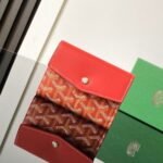 Goyard Bags 60Saint-Gabriel Wallet lightweight compact, be opened at 70% off degrees, can hold 7 cards, banknotes, cash, and various documents.There is a snap button on front cover the wallet for secure storage of all items. 9.3 2.5 x 12 cm 3319-big red