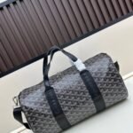Goyard Bags New batch 190 Goyard Barrel 40 sports travel bag. The size 40cm suitable daily use can be used as gym or a perfect companion short trips.The double zipper design makes it more convenient use.There an additional handle on enhance portability.The overall body of the bag is very soft, lightweight, and has large capacity space.There are side buckles that allow you to match medium-sized straps for shoulder carrying.Dimensions 40x22x22, model 2535