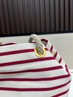 Prada Bags Batch 290¥ New Bucket Bag 1A082 Runway Style This Re-Nylon handbag is designed nylon fabric calfskin.The unique combination adds charming embellishments.The sliding cord handle highlights versatility of this handbag, making it convenient to carry by hand or over the shoulder/crossbody with top-grade hardware.It has large capacity space, very casual fashionable, it's a timeless bestseller. Guys, hurry up and get it! Length 23.5x Height 28x Bottom 16.5cm - Image 4