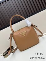 Prada Bags Batch 310¥ 1A145 Double Shoulder Strap Small Size This double strap is made of imported deerskin pattern cowhide, designed two interchangeable adjustable long shoulder straps.The fabric ribbon cowhide match perfectly; it's versatile for different occasions outfits. It has large capacity space with many compartments feels super soft. Hurry up and get it! Length 23x Height 21x Bottom 10cm