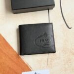 Prada Bags 75PRADA Men's Short Wallet Counter Latest Style, Official Website Synchronization, Genuine Development, Model 2M0513 # Color as shown, blue. The blue leather texture is excellent, with threaded lining. Imported white steel hardware accessories feature a complex color-blocking design, making it more fashionable and unique. Dimensions: Length 11cm, Height 9cm