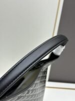 Goyard Bags 240 Underarm Counter Edition - Goyard "58%" Bohème Hobo Bag epitome of lightweight, flexible, and secure design, thanks zipper closure.Due to its wide handle, it is very comfortable as shoulder bag.It also features the iconic detachable pouch that can be closed with a snap button. Size: 27 15 x 42 cm Goyardine & Chevroches - Image 5