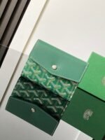 Goyard Bags 60Saint-Gabriel Wallet lightweight compact, be opened at 70% off degrees, can hold 7 cards, banknotes, cash, and various documents.There is a snap button on front cover the wallet for secure storage of all items. 9.3 2.5 x 12 cm 3319-Green