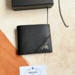 Prada Bags 75PRADA Men's Short Wallet Counter Latest Style, Official Website Synchronization, Genuine Development, Model 2M0513 # Color as shown, blue. The blue leather texture is excellent, with threaded lining. Imported white steel hardware accessories feature a complex color-blocking design, making it more fashionable and unique. Dimensions: Length 11cm, Height 9cm