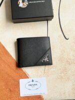 Prada Bags 75PRADA Men's Short Wallet Counter Latest Style, Official Website Synchronization, Genuine Development, Model 2M0513 # Color as shown, blue. The blue leather texture is excellent, with threaded lining. Imported white steel hardware accessories feature a complex color-blocking design, making it more fashionable and unique. Dimensions: Length 11cm, Height 9cm