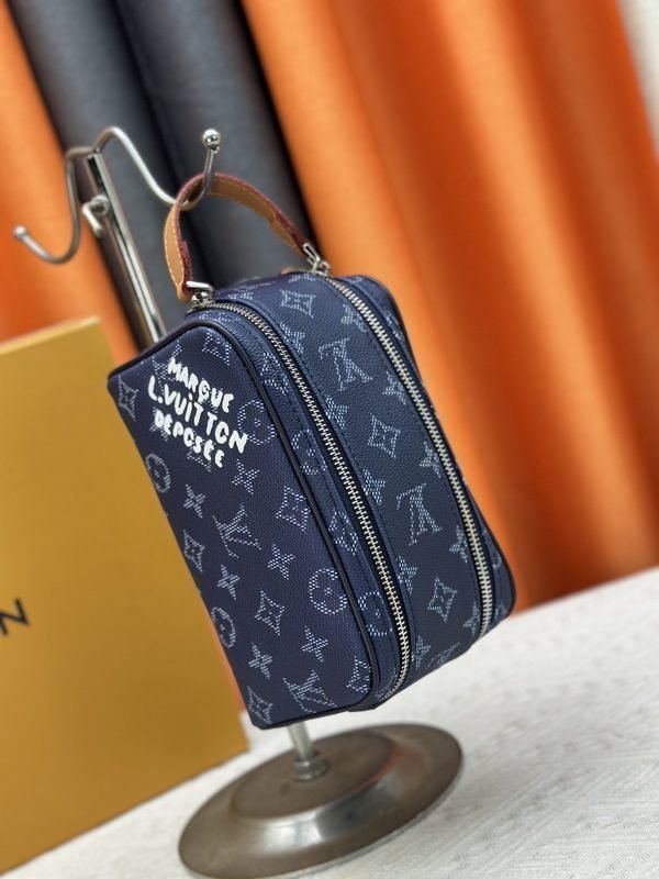 dcf237769e8e4bfaaa17fa082dc2abe0.jpg Louis Vuitton Bags - Image 1