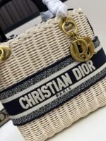 Goyard Bags 300L Five-Compartment This Wicker Bag is meticulously woven using traditional handcraft techniques from wicker, making it classic fashion item that showcases exquisite craftsmanship.The interior includes blue Oblique printed pouch a zipper pocket and drawstring closure.Inspired by brand logo style, Book Tote handbag with embroidered adjustable wide strap, can be worn over the shoulder or crossbody.Very suitable for casual travel wear. Lady Diana Five-Grid Bamboo Basket √ Size: 24×20×11cm - Image 4