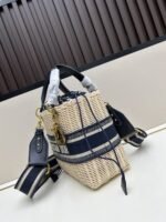 Goyard Bags 300L Five-Compartment This Wicker Bag is meticulously woven using traditional handcraft techniques from wicker, making it classic fashion item that showcases exquisite craftsmanship.The interior includes blue Oblique printed pouch a zipper pocket and drawstring closure.Inspired by brand logo style, Book Tote handbag with embroidered adjustable wide strap, can be worn over the shoulder or crossbody.Very suitable for casual travel wear. Lady Diana Five-Grid Bamboo Basket √ Size: 24×20×11cm - Image 2