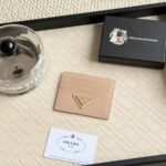 Prada Bags 55prada Hot-Selling Holder Unisex Small Card Holder, Black, Model 1MC025 Triangle Wheat Series Nine Colors Made of cross-grain cowhide, 6 card slots ➕ A middle compartment that can hold multiple cards and small change, size 11.2×8.5cm, actual product photo, see is what you get