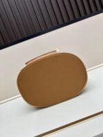 Prada Bags Batch 280¥ New Bucket Bag 1A082 Runway Style This Re-Nylon handbag is designed nylon fabric calfskin.The unique combination adds charming embellishments.The sliding cord handle highlights versatility of this handbag, making it convenient to carry by hand or over the shoulder/crossbody with top-grade hardware.It has large capacity space, very casual fashionable, it's a timeless bestseller. Guys, hurry up and get it! Length 23.5x Height 28x Bottom 16.5cm - Image 5