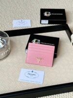 Prada Bags Prada Hot-Selling Holder Unisex Small Card Holder, Black, Model 1MC025, Loose Characters, Triangle Wheat Series, Nine Colors Made of cross-grain cowhide, 6 card slots ➕ A middle compartment that can hold multiple cards and cash, size 11.2×8.5cm, actual product photo, see is what you get