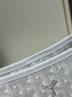 Goyard Bags 240 Underarm Counter Edition - Goyard "58%" Bohème Hobo Bag epitome of lightweight, flexible, and secure design, thanks zipper closure.Due to its wide handle, it is very comfortable as shoulder bag.It also features the iconic detachable pouch that can be closed with a snap button. Size: 27 15 x 42 cm Goyardine & Chevroches - Image 5