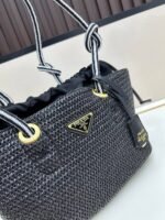 Prada Bags Batch 240 Stunning to carry the Sunshine Straw Bag Summer solstice is coming soon, here's recommendation for this Prada sun-straw bag Woven leather, refreshing yet artistic, making you both sweet and beautiful.Design It's also very practical with large capacity. Same style! How can summer be complete without a straw bag? ​Bag mouth size 40x bottom 26x height 22x width 13, model 2553 - Image 4