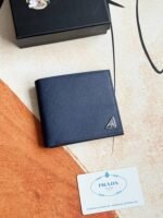 Prada Bags 75PRADA Men's Short Wallet Counter Latest Style, Official Website Synchronization, Genuine Development, Model 2M0513 # Color as shown, blue. The blue leather texture is excellent, with threaded lining. Imported white steel hardware accessories feature a complex color-blocking design, making it more fashionable and unique. Dimensions: Length 11cm, Height 9cm