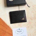 Prada Bags 60 Prada Classic Women's Clip Official Store Step, Type No. 1MC025 Oblique Triangle Wheat Route Do Exquisite craftsmanship Perfect cross-grain cowhide, this Style Saffiano leather Card Holder With Sex Coated Lang Metal Decal Set , Start Ingenious Wonderful Idea Of Fashionable Travel. Decor There is one Same color ‎ engraved Logo Highlight, Emphasize Craftsmanship Quality Standard ‌ Length 10cm high ​ 8cm